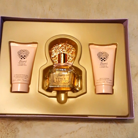Vince Camuto Set